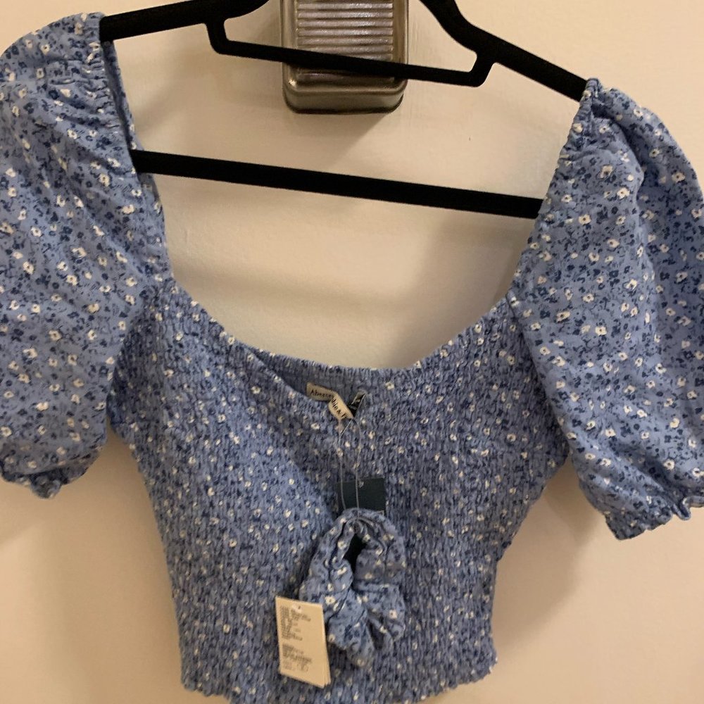 Abercrombie & Fitch Puff Sleeve Floral Crop Top with Matching Scrunchie
